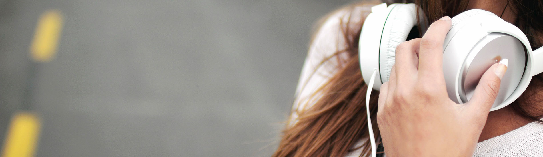 Musik über Kopfhörer hören.