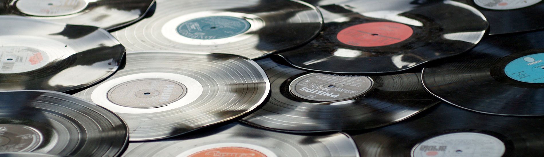 Wellige, verbogene oder verformte Schaltplatten.